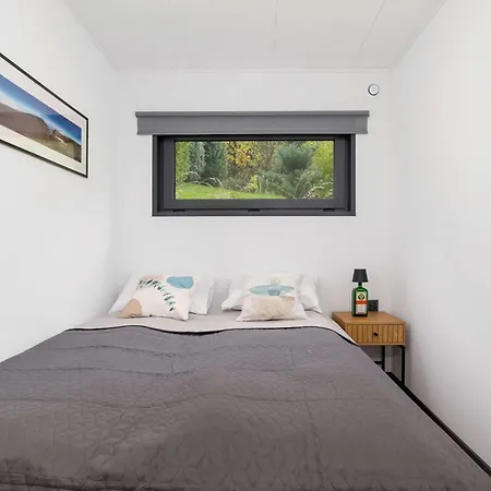 Sarnia Hq Container House In With Garden And Air Conditioning By Renters *