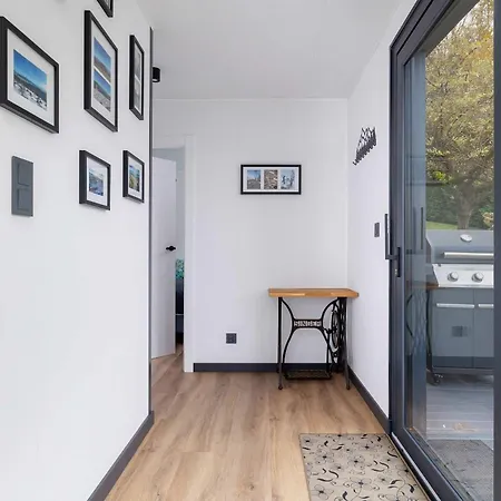Hébergement de vacances Sarnia Hq Container House In With Garden And Air Conditioning By Renters *